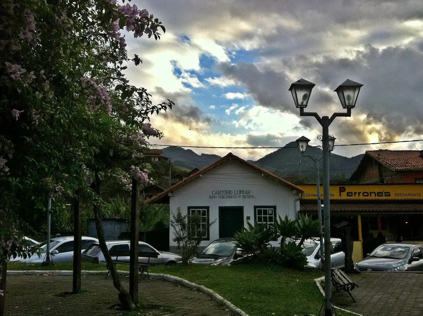 Prédio do cartório de Lumiar com jardim e postes de praça
