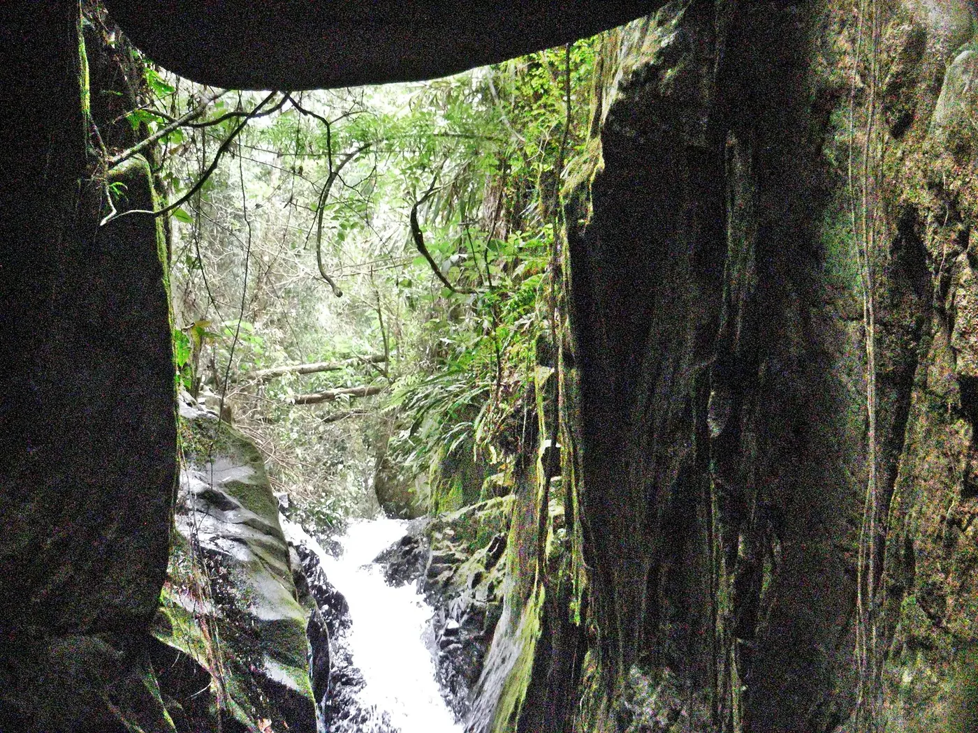 Cânion estreito de pedra com pequena queda da Cachoeira Indiana Jones
