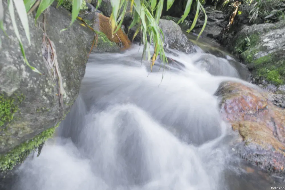 Água em véu escorrendo entre pedras na Cachoeira Indiana Jones