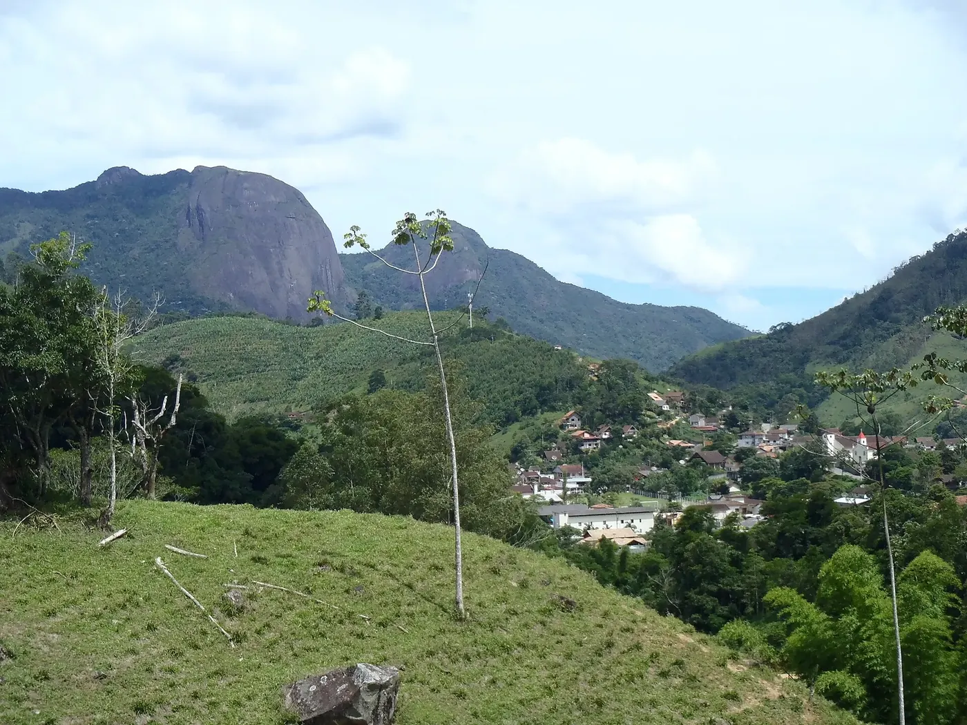 Lumiar no vale, com a serra de picos rochosos ao fundo