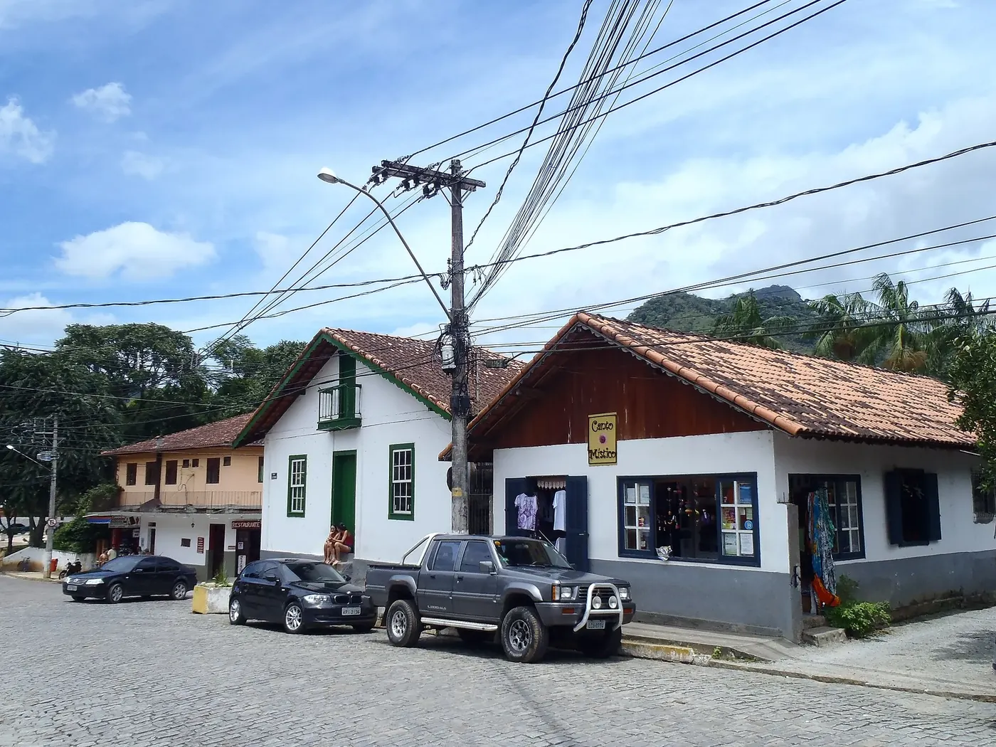 Casarão de esquina com telhado de duas águas no centro de Lumiar