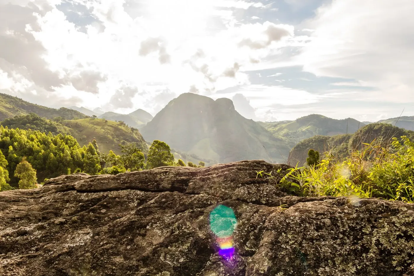 Vista ampla das serras da APA de Macaé de Cima a partir de um lajedo