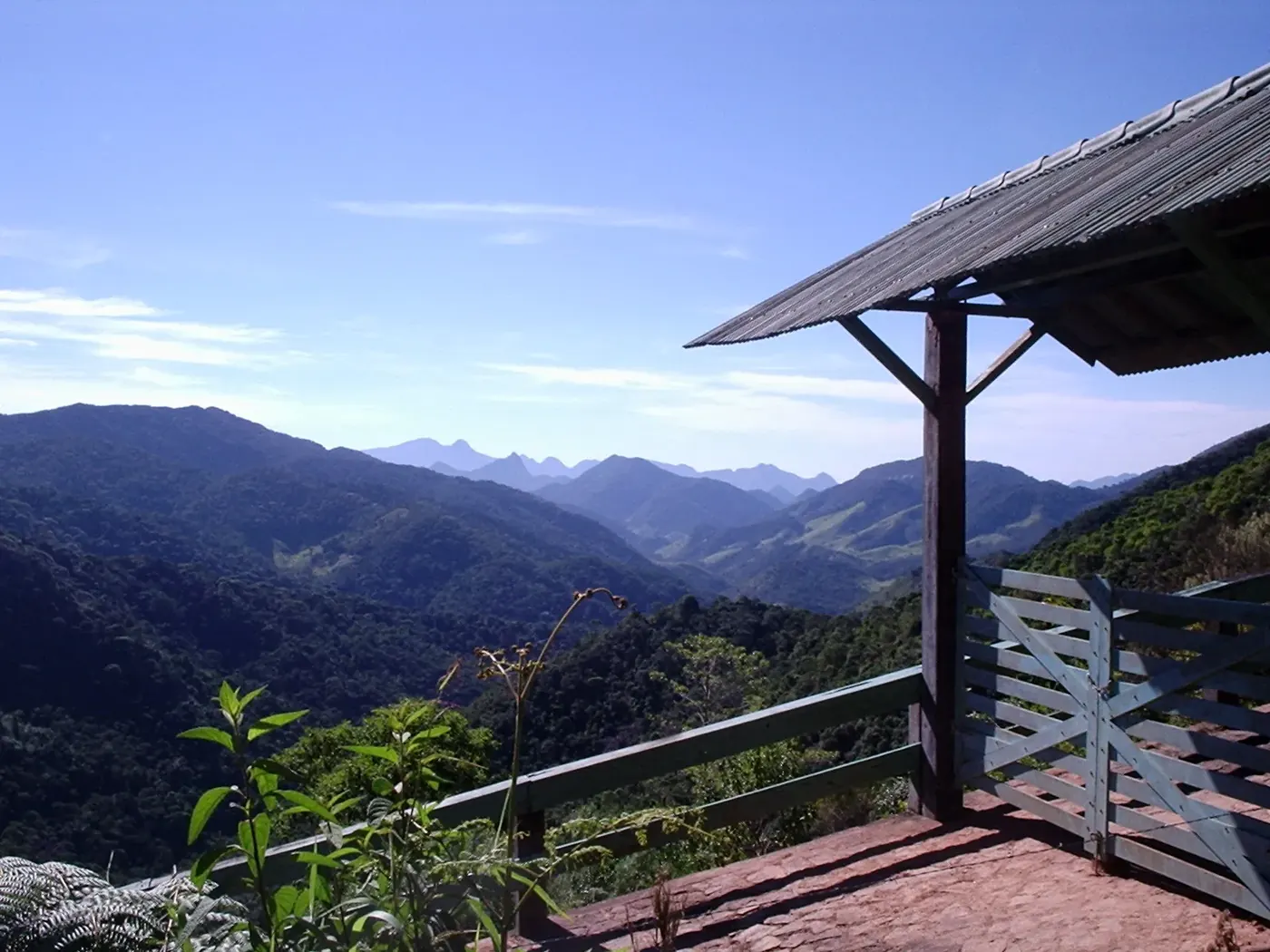 Mirante coberto com vista para as montanhas em Macaé de Cima