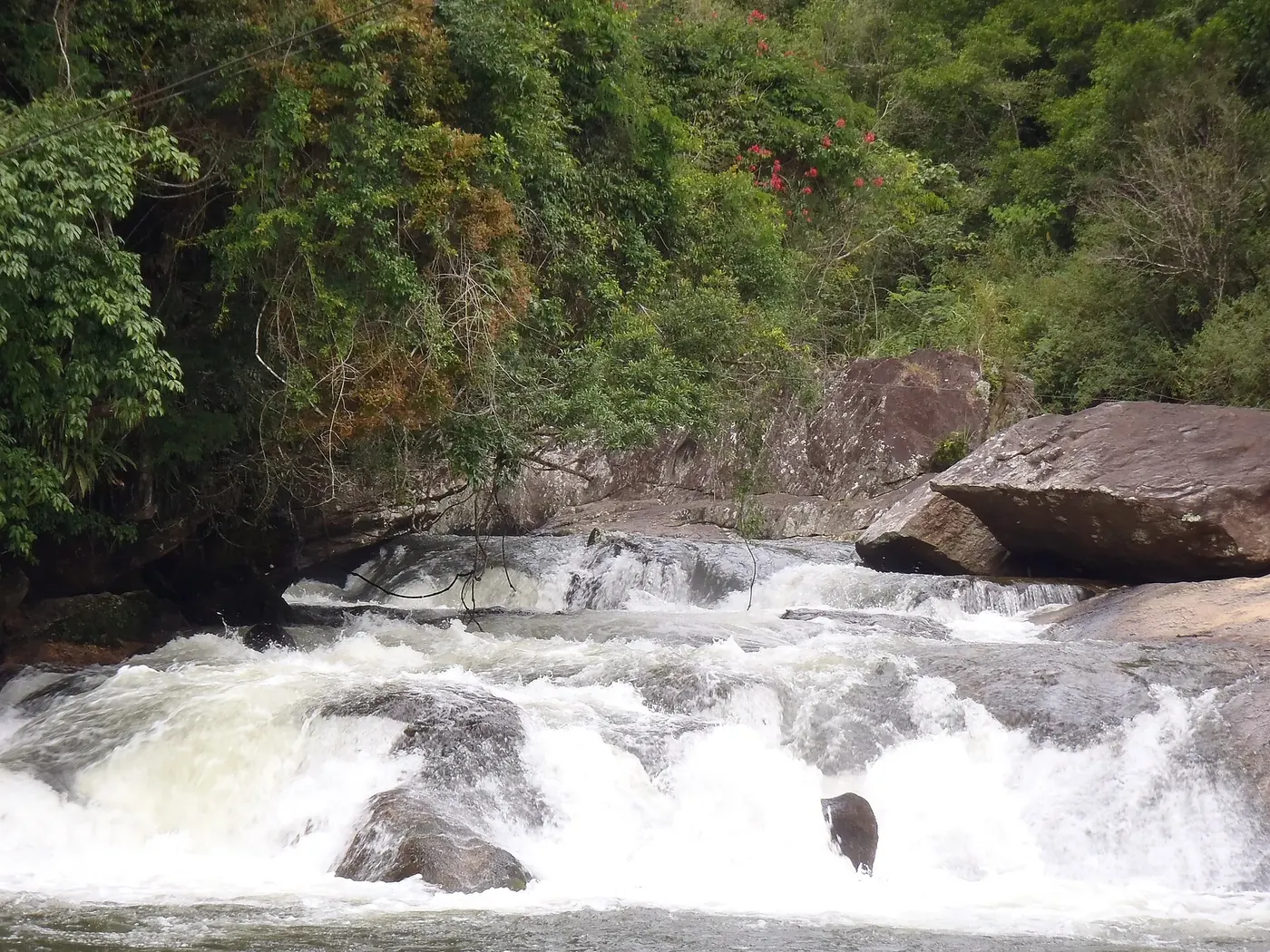 Corredeira branca sobre pedras no Poço Feio, em Lumiar