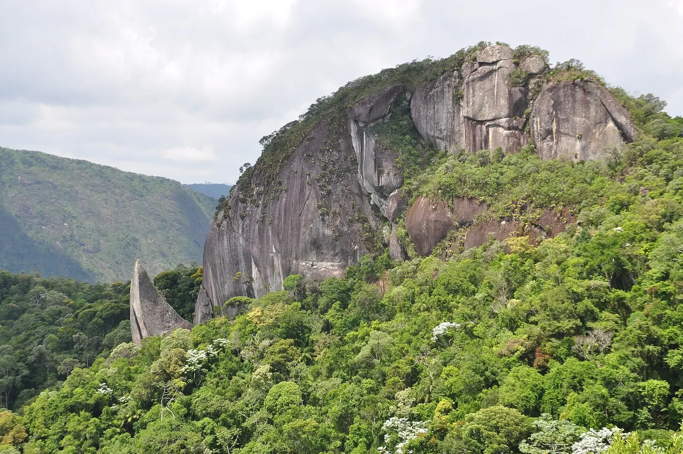 Paredão da Pedra Riscada com as ranhuras verticais na rocha