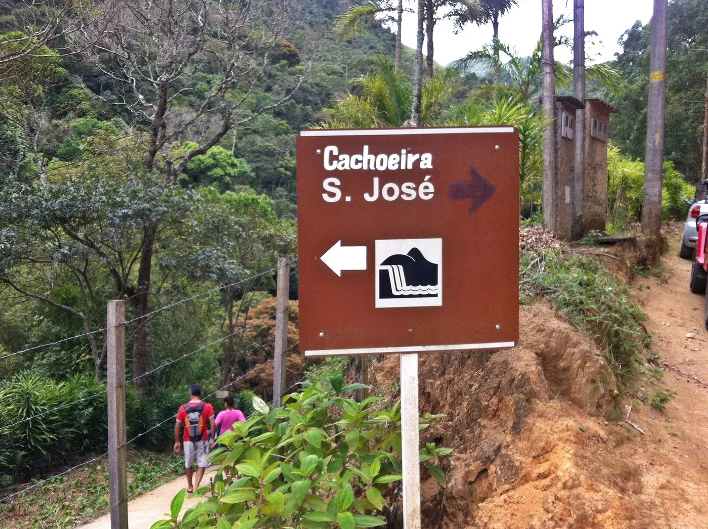 Placa de madeira indicando o caminho para a Cachoeira São José