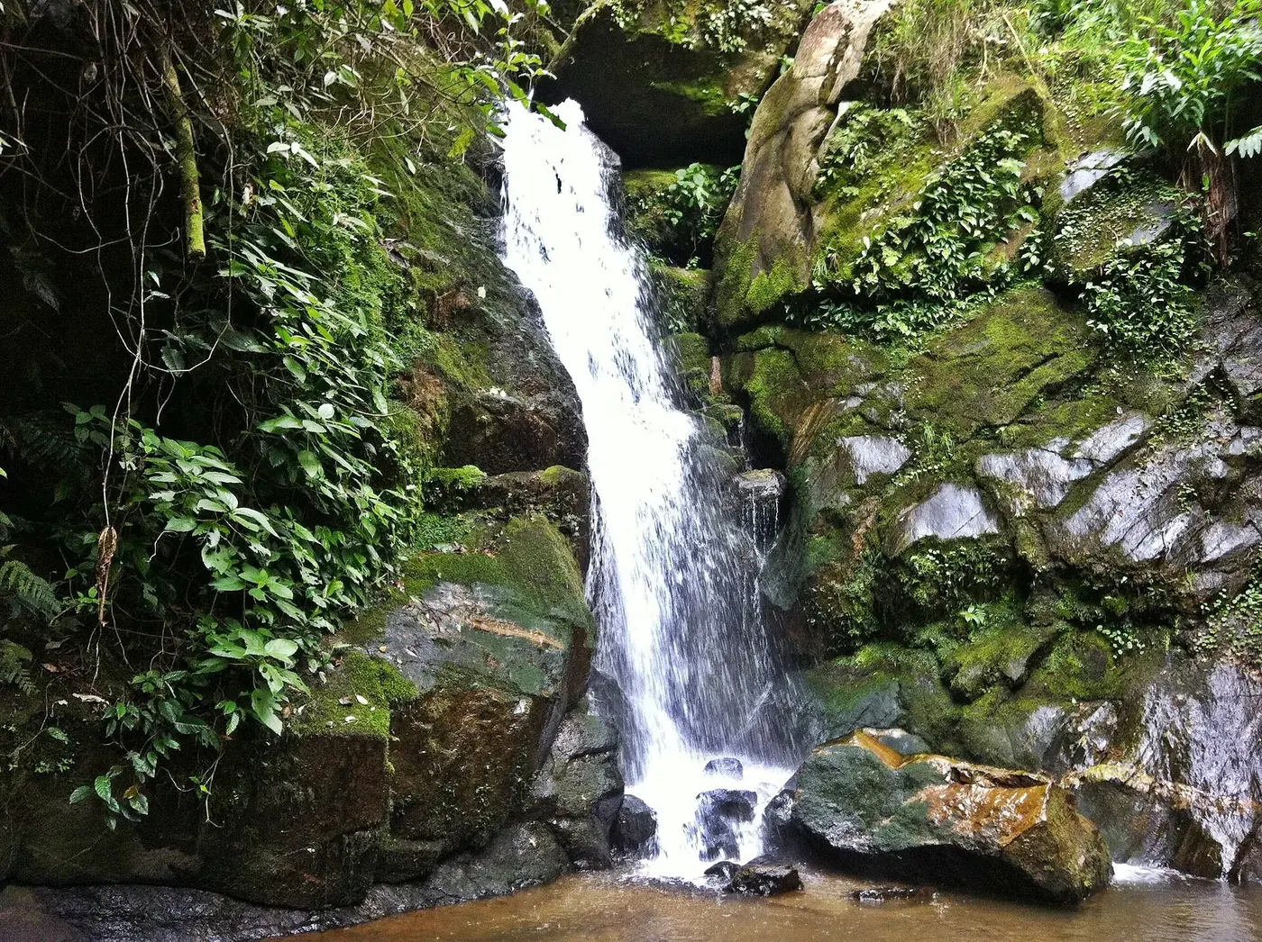 Queda alta da Cachoeira São José sobre um poço de pedras